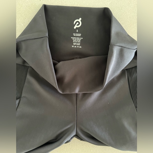 Peloton black logo leggings with 2 side pockets, size small - Picture 8 of 13
